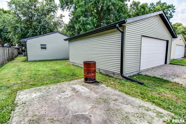 513 E OAK Street, Taylorville, IL 62568