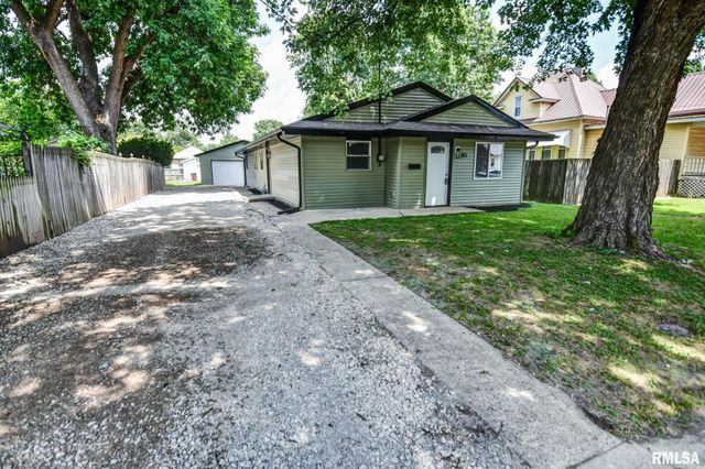 513 E OAK Street, Taylorville, IL 62568