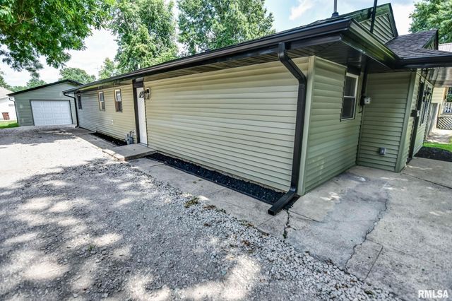 513 E OAK Street, Taylorville, IL 62568