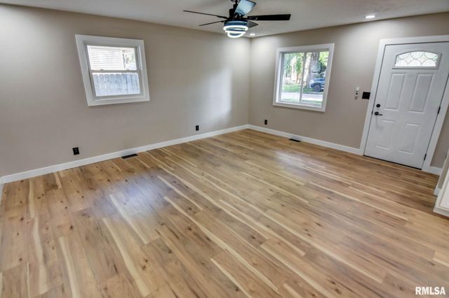 513 E OAK Street, Taylorville, IL 62568