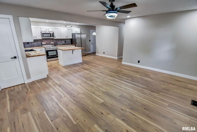 513 E OAK Street, Taylorville, IL 62568