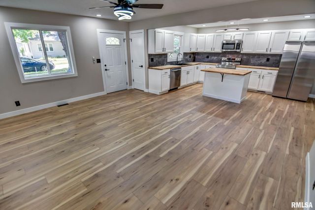 513 E OAK Street, Taylorville, IL 62568