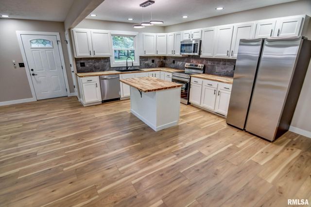 513 E OAK Street, Taylorville, IL 62568