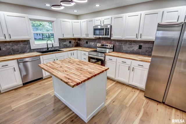 513 E OAK Street, Taylorville, IL 62568