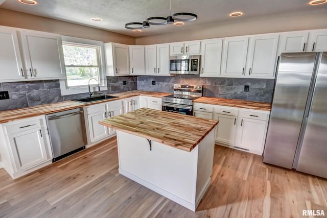 513 E OAK Street, Taylorville, IL 62568