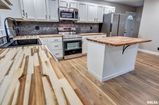 513 E OAK Street, Taylorville, IL 62568