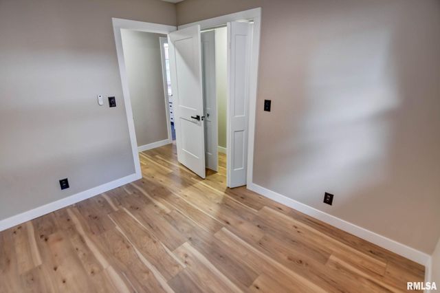 513 E OAK Street, Taylorville, IL 62568