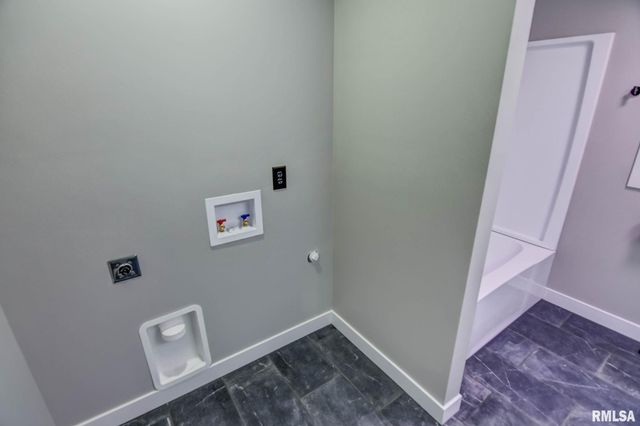 513 E OAK Street, Taylorville, IL 62568