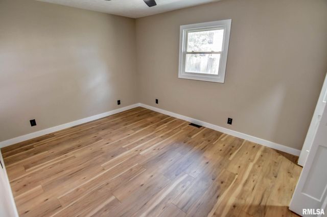 513 E OAK Street, Taylorville, IL 62568