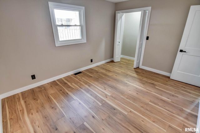 513 E OAK Street, Taylorville, IL 62568