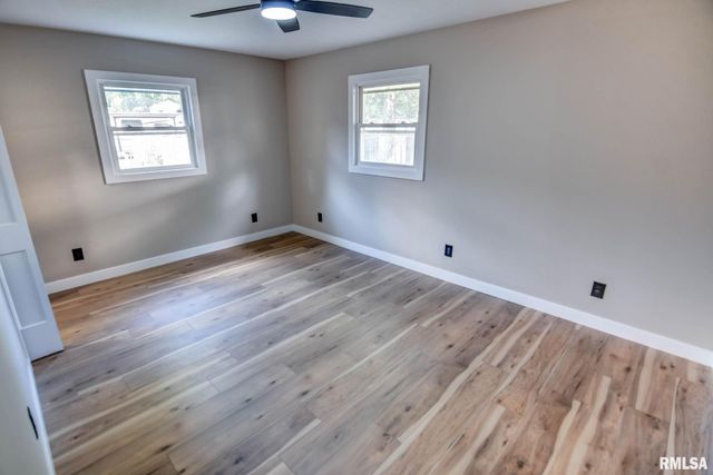 513 E OAK Street, Taylorville, IL 62568