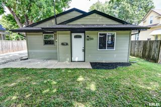 513 E OAK Street, Taylorville, IL 62568