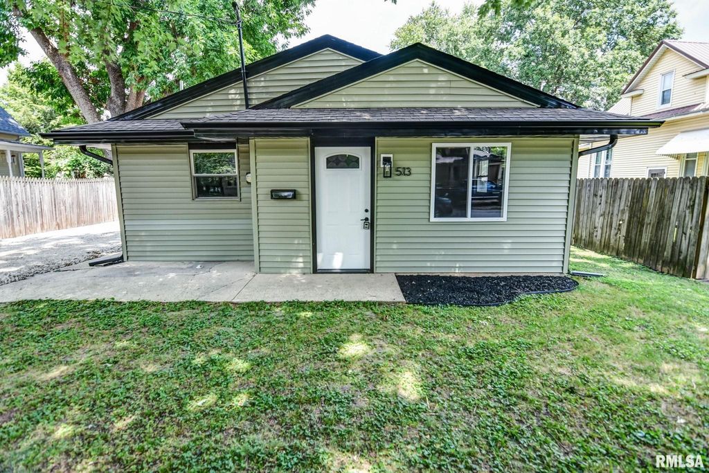 513 E OAK Street, Taylorville, IL 62568