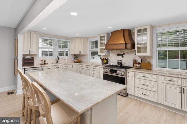 235 VALLEY DR, Morrisville, PA 19067