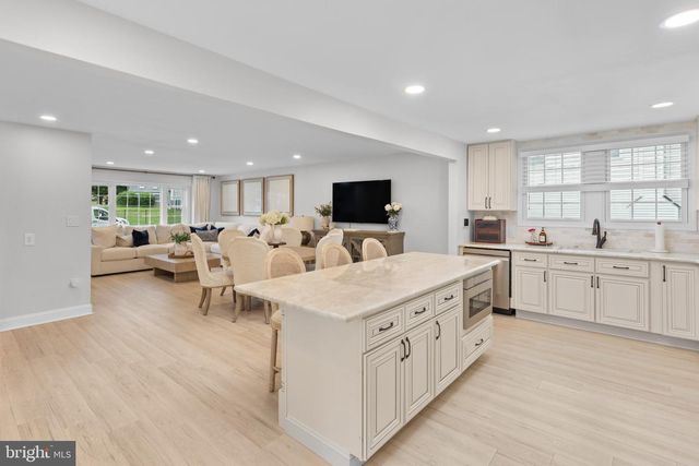235 VALLEY DR, Morrisville, PA 19067