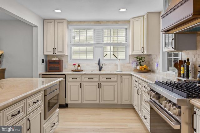 235 VALLEY DR, Morrisville, PA 19067