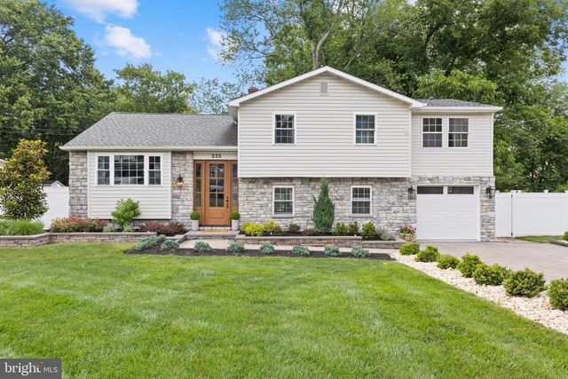 235 VALLEY DR, Morrisville, PA 19067