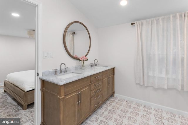 235 VALLEY DR, Morrisville, PA 19067