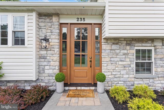 235 VALLEY DR, Morrisville, PA 19067