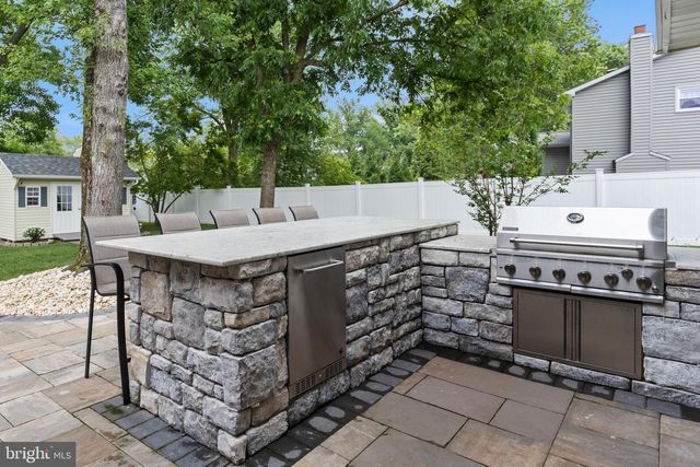 235 VALLEY DR, Morrisville, PA 19067