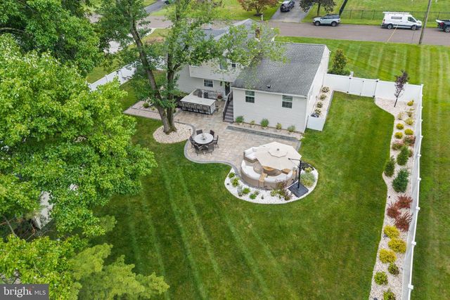 235 VALLEY DR, Morrisville, PA 19067
