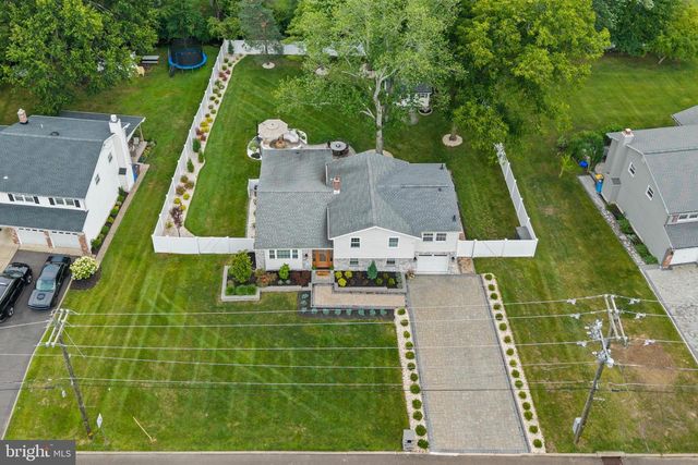 235 VALLEY DR, Morrisville, PA 19067