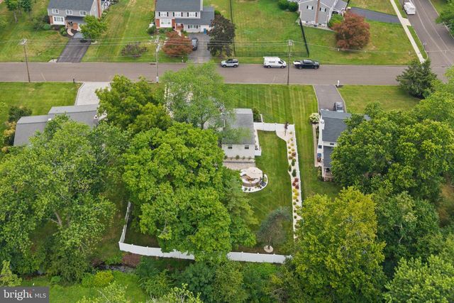 235 VALLEY DR, Morrisville, PA 19067