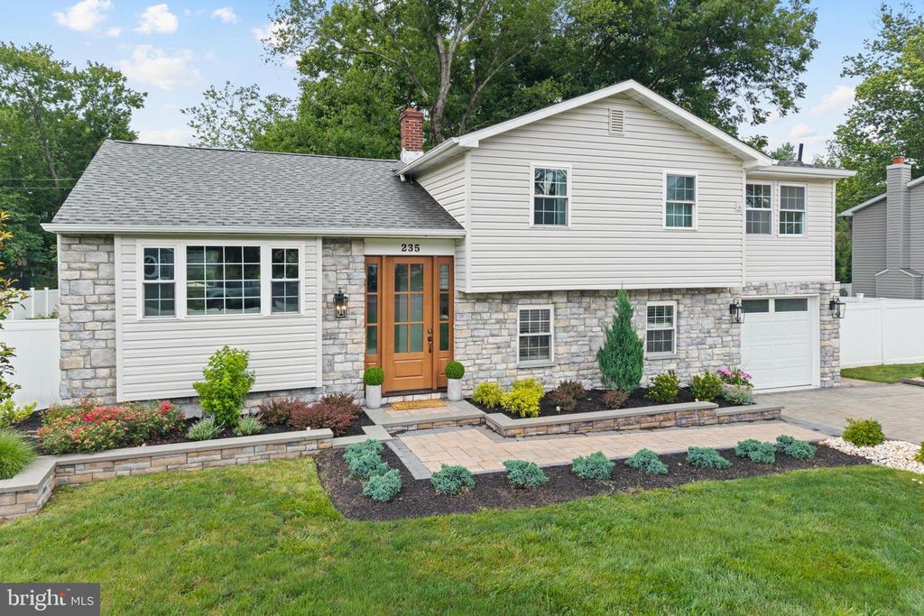 235 VALLEY DR, Morrisville, PA 19067
