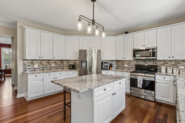 35 Oakview Court, South Elgin, IL 60177