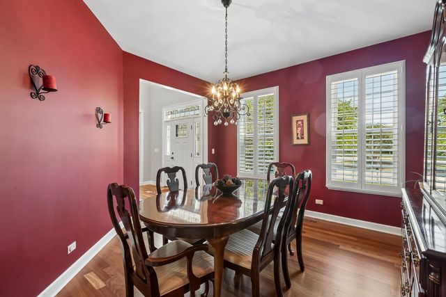 35 Oakview Court, South Elgin, IL 60177