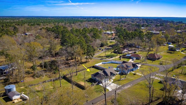 308 Resort Drive, Livingston, TX 77351