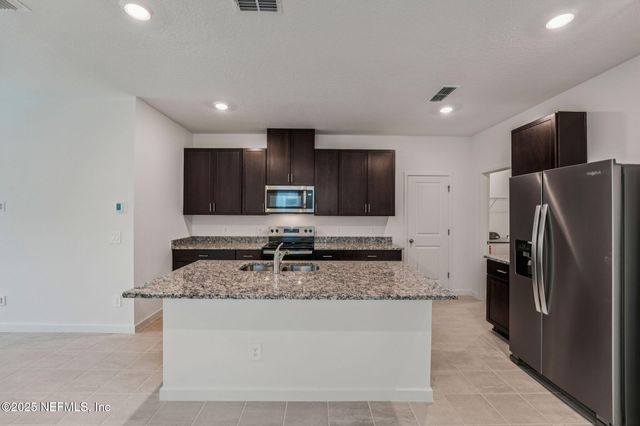 7492 QUEENSGATE Circle, Jacksonville, FL 32219