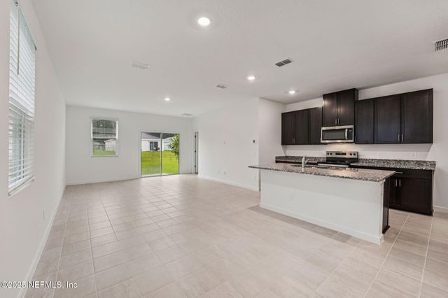 7492 QUEENSGATE Circle, Jacksonville, FL 32219
