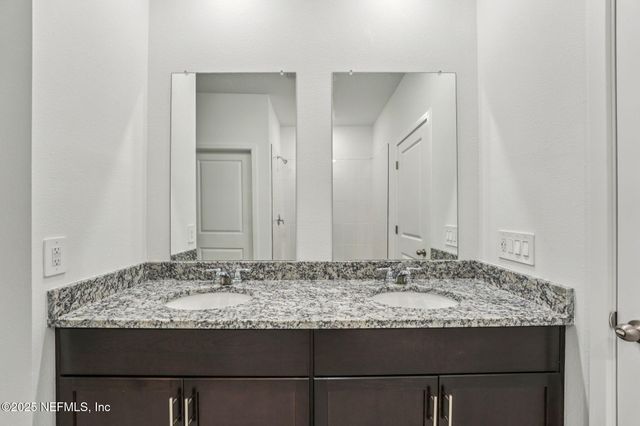 7492 QUEENSGATE Circle, Jacksonville, FL 32219