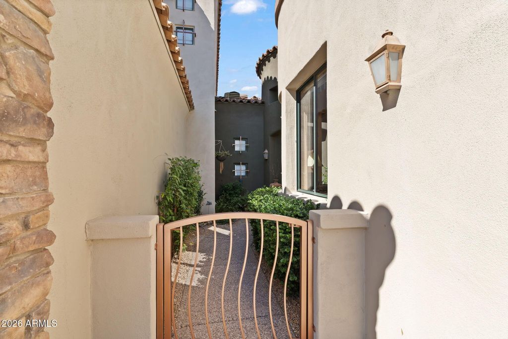 Image 2 of property listing at 19550 N GRAYHAWK Drive 1141, Scottsdale, AZ 85255