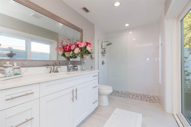 5039 BARROWE DRIVE, Tampa, FL 33624