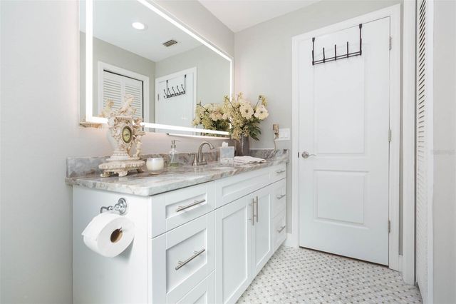 5039 BARROWE DRIVE, Tampa, FL 33624