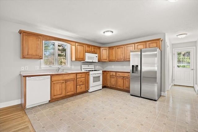 10 Manomet Beach Blvd, Plymouth, MA 02360