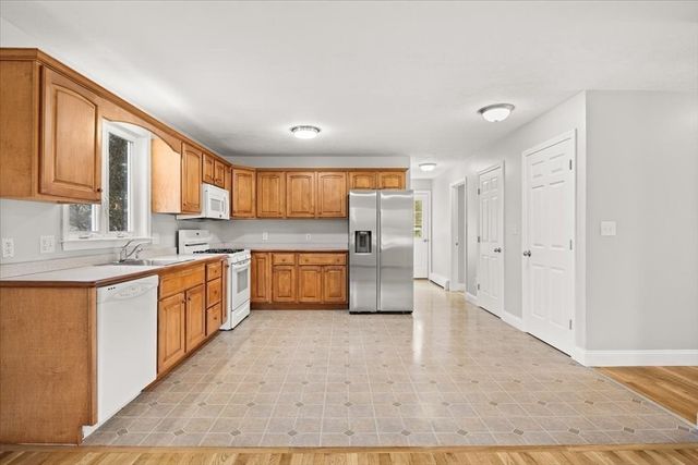 10 Manomet Beach Blvd, Plymouth, MA 02360