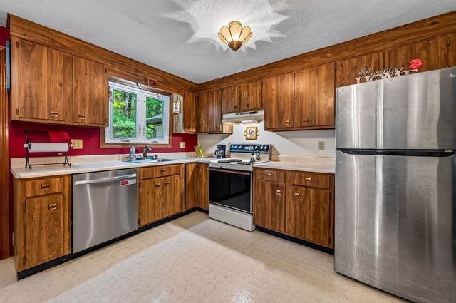 166 Stearns Ave, Mansfield, MA 02048