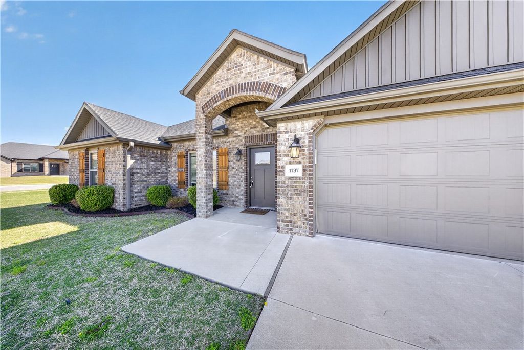 1737 Charismatic Drive, Prairie Grove, AR 72753