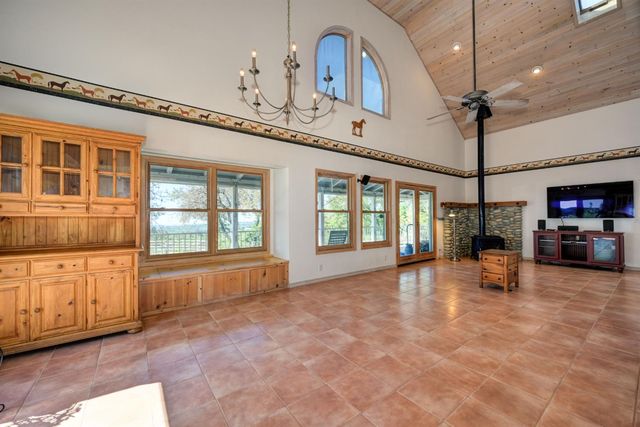 560 Oak View Ct, Pilot Hill, CA 95664