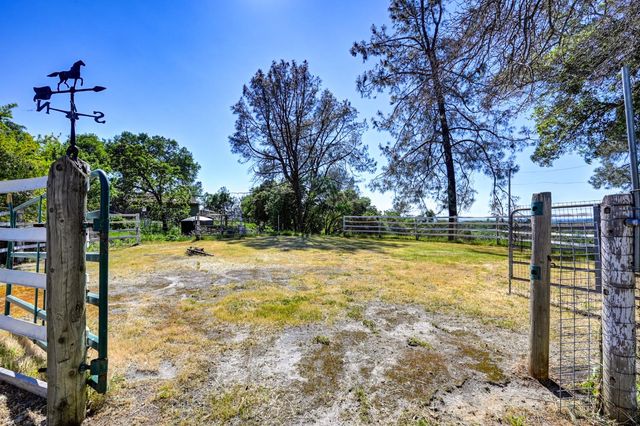 560 Oak View Ct, Pilot Hill, CA 95664