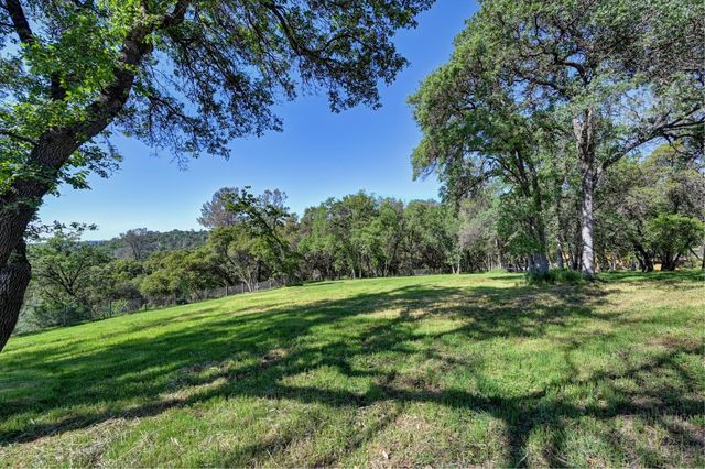 560 Oak View Ct, Pilot Hill, CA 95664