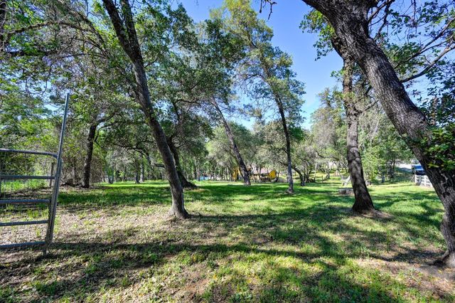 560 Oak View Ct, Pilot Hill, CA 95664