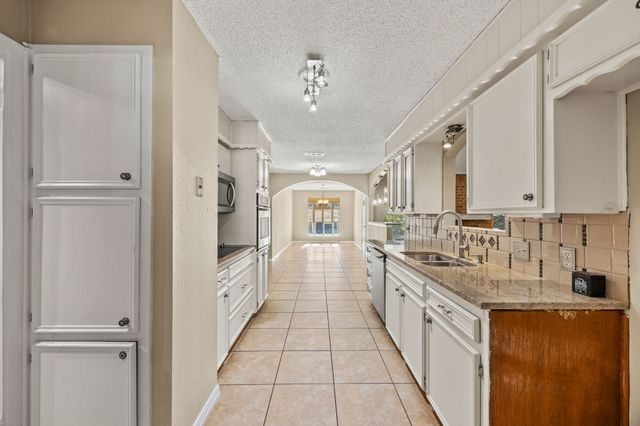 7258 Brentwood Stair Road, Fort Worth, TX 76112