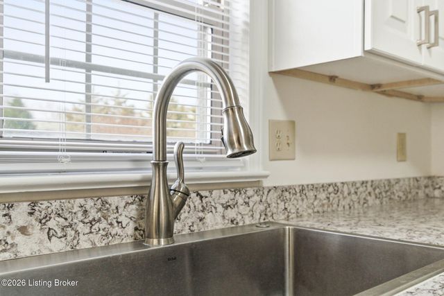 4653 Shenandoah Dr, Louisville, KY 40241