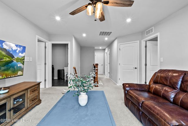 4629 Golden Eagle Dr, Louisville, KY 40245