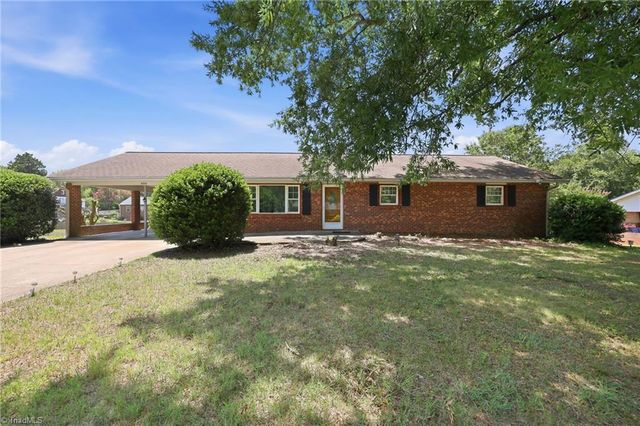 850 Minorcas Road, Winston-salem, NC 27106