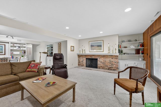 832 S 112 Plaza, Omaha, NE 68154